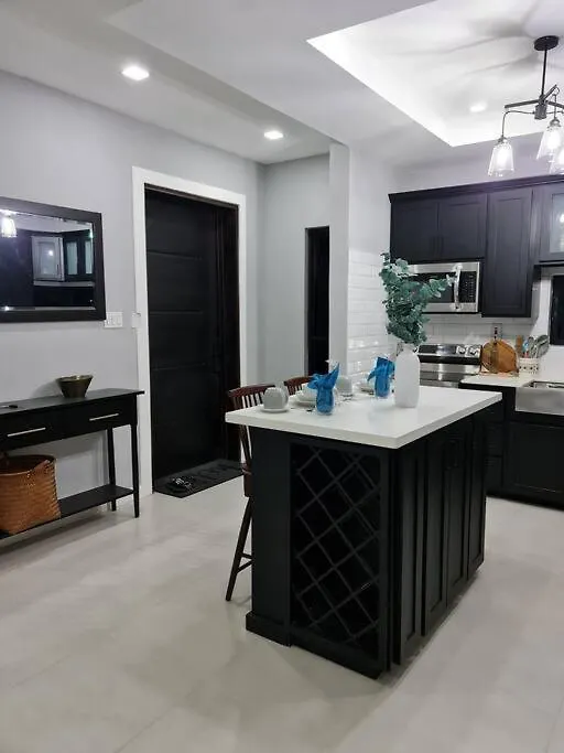 The Sunset Villa - 2Bd Apt W Pool & Lovely Views Kingston 0*,  Jamaïque